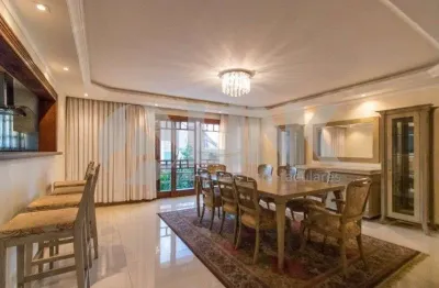 Casa tipo sobrado de 4 dormitórios sendo 3 suítes à venda com 4 vagas de garagem em Porto Alegre, no bairro Vila Ipiranga, próximo à Av. Assis Brasil