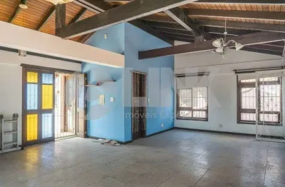 Casa de 5 dormitórios sendo 1 suíte à venda com 3 vagas de garagem em porto alegre, no bairro chácara das pedras, próximo à av. dr. nilo peçanha