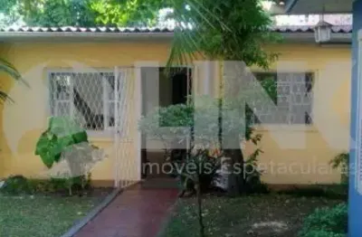 Casa de 3 dormitórios sendo 1 suíte à venda com 2 vagas de garagem em porto alegre, no bairro cristo redentor, próximo à av. assis brasil