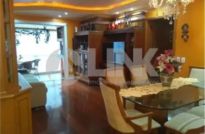 Apartamento 2 dormitórios com suite com 1 vaga de garagem à venda no bairro Mont Serrat em Porto Alegre próximo as avenidas Nilo Peçanha Carlos Gomes