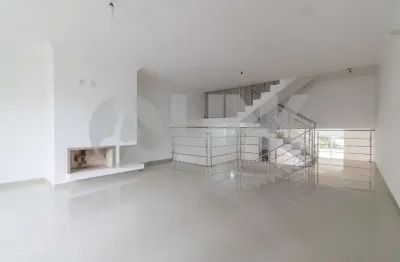 Casa tipo sobrado de 3 dormitórios sendo 1 suíte à venda com 2 vagas de garagem em Porto Alegre, no bairro Jardim Sabará, próximo à Av. Protásio Alves