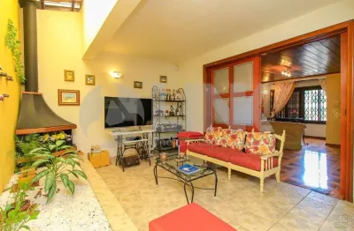 Casa de 3 dormitórios sendo 1 suíte com 3 vagas de garagem à venda no bairro Vila Ipiranga em Porto Alegre próximo ao Shopping Iguatemi