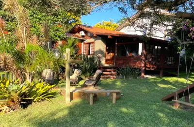 Oportunidade de morar e investir numa das praias mais lindas do brasil. casa 2 quartos 79m² na praia do rosa com 2 terrenos planos, 840m², a 700m do centrinho. imperdível!