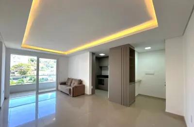 Lindo apartamento semimobiliado, 81,8m² privativos, desocupado, fundos, 2 quartos, sendo 1 suite, 2 banheiros, amplas salas de estar e jantar integradas, sacada ampla com churrasqueira, vista maravilh