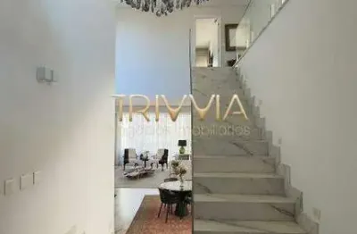 Casa de alto padrão com design exclusivo, área de lazer completa e piscina com raia