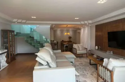 Casa com piscina, três pavimentos, área gourmet com churrasqueira, forno de pizza e ilha com fogão