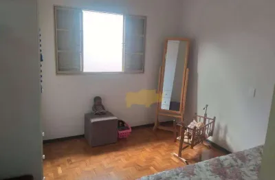 Oportunidade, casa em excelente localização, com quintal  e arvores frutiferas