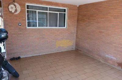 Casa mãe prtea, 2 quartos (1 suite), 2 garagens em ótima localização.