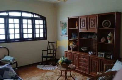 Ótima casa muito bem localizada, com 3 quartos, edícula, área gourmet,garagem.