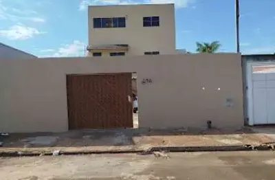 Imóvel ideal para pessoas que procuram fazer uma renda com locação, são 3 casas com passagem individual garagem para todas as casas e em uma excelente