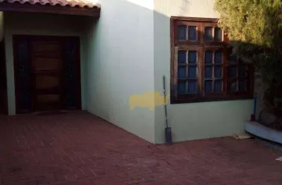 Casa térrea construção principal: garagem para 3 carros coberta e 3 descoberta, entrada social, hall social, sala jantar, sala lareira, sala tv/escrit