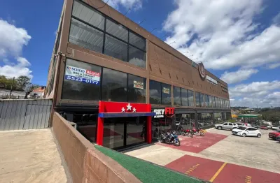 Prédio comercial de 640m² – destaque em esquina com frente de vidro