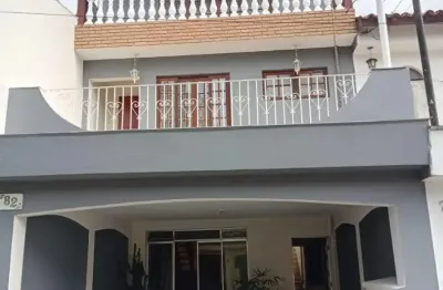 Sobrado de alto padrão em condomínio: 4 quartos, 2 suítes, espaço gourmet e segurança 24h