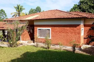 Excelente Chácara com Lazer Completo, Amplo Terreno e Ótima Localização