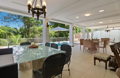 Viva com conforto e sofisticação em uma casa deslumbrante em condomínio fechado.