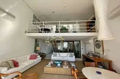 A casa tem 458m² construídos, de frente para praia (pé na areia), com elevador interno, 5 suítes e