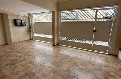 Casa térrea com 2 espaços para cozinha / garagem para 3 veículos