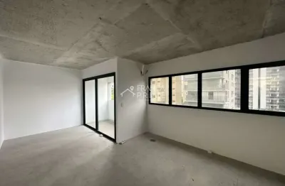 Sala comercial com 40m² pronto para locação e com vista livre, espaço pronto para reforma.