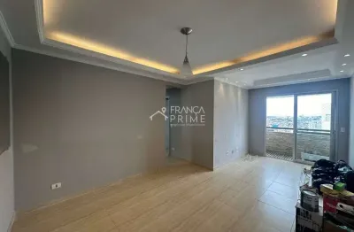 Apartamento de 74m², 3 dormitórios, 1 suíte, varanda, armários planejados, vaga de garagem coberta.