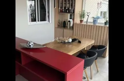 Apartamento com 94m² completo mobiliado para venda contendo duas vagas e vista livre.