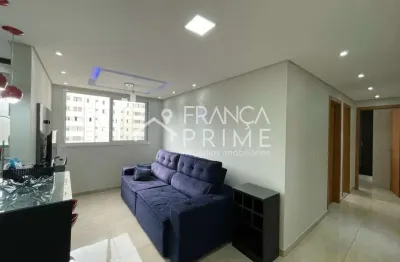 Apartamento mobiliado em andar alto, armários planejados, piso porcelanato e vaga coberta.