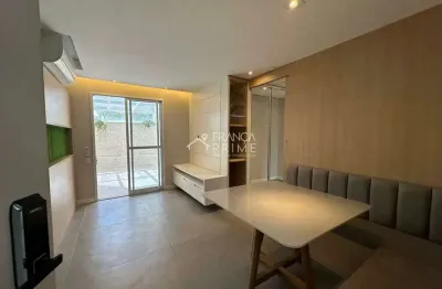 Apartamento de 60m², 2 dormitórios, armários planejados, cooktop, forno, vaga de garagem.