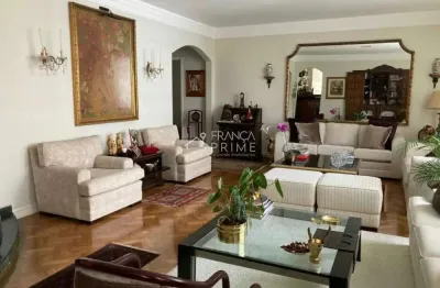 Imóvel de 275m², 4 dormitórios, 2 suítes, armários planejados, vaga de garagem.