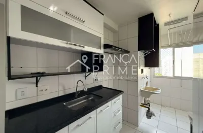 Apartamento de 50m², 2 dormitórios, área de serviço, sacada fechada em vidro, vaga de garagem.