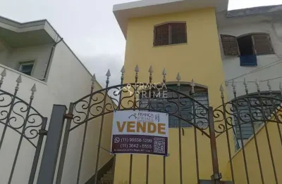 Sobrado amplo com 3 dormitórios, 2 banheiros e 2 vagas de garagem