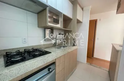 Excelente apartamento com armários planejados, cooktop, forno e depurador.