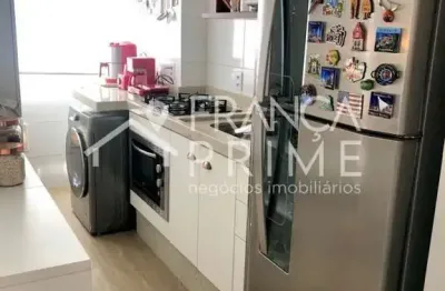Apartamento 2 dormitorios, andar alto, armarios planejados, cooktop, forno,
