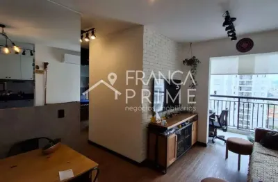 Imóvel a venda em andar alto, piso laminado, planejados, vaga coberta, cooktop, forno, sacada