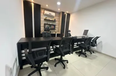 Sala comercial mobiliada no centro/ alto padrão/ amplo estacionamento