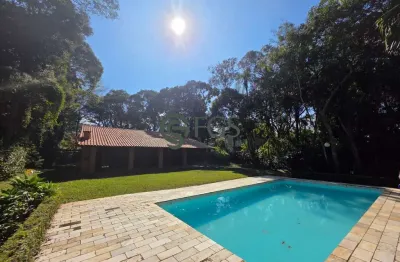 Casa térrea com localização diferenciada no condomínio veleiros de ibiúna.