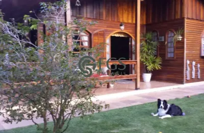 Casa pré-fabricada térrea, com terreno plano em rua sem saída.