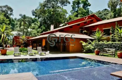 Casa mobiliada em condomínio com 4 suítes, piscina e spa, adega, para venda ou l