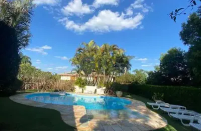 Casa aconchegante em rua sem saída, próximo às áreas de lazer do condomínio.