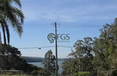 Lindo terreno com vista para represa em condomínio fechado de alto padrão.