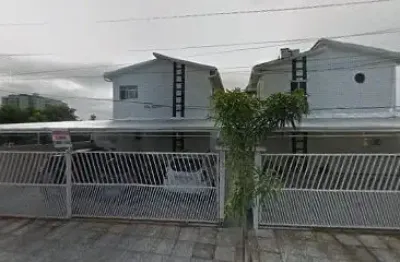 Ótima oportunidade em condomínio fechado com apenas 8 casas! 