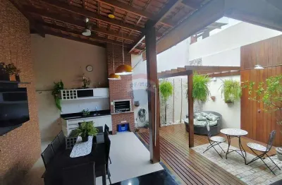 Vendo casa com 4 quartos, sendo 3 suítes, residencial fechado, no bairro aleixo.