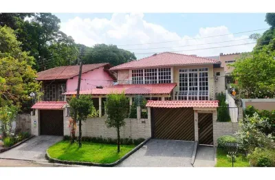 Casa duplex ampla com 5 suítes, piscina, placa de energia solar no cj morada do sol