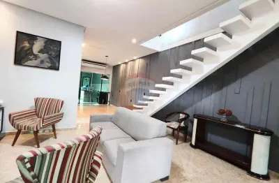 Casa duplex no Residencial Vila Suiça, com 217m2 construídos, 4 quartos, sendo 2 suítes e 2 semi suítes. Manaus - AM.