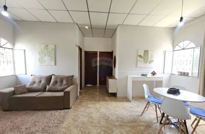 Casa de esquina bem localizada, 2 quartos, com Terreno amplo no Bairro Flores