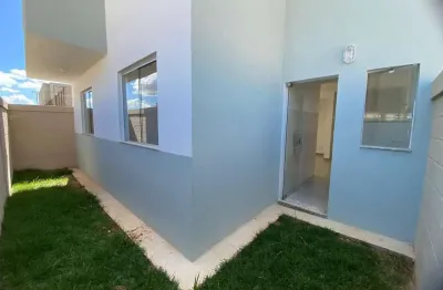 Casa geminada, com área privativa gramada, 2 quartos, 2 banheiro,1 vaga