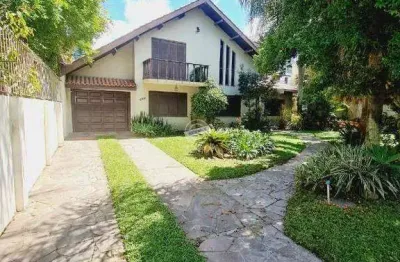 Sobrado com pátio amplo, 3 dormitórios e suíte no bairro eunice em cachoeirinha/rs