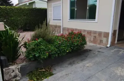 Casa 03 dormitórios com piscina no bairro madrid - palhoça - sc