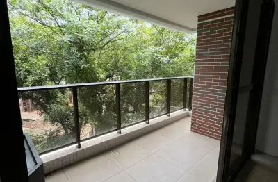 Muita privacidade, sacada ampla com churrasqueira, isolamento acústico e natureza, na melhor região do portão