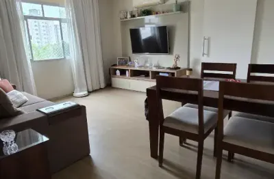 Belo apartamento de elevador com dois dormitórios no campo grande