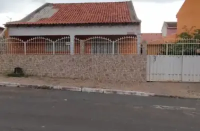 Bonita casa no cpa i, 2 quartos sendo 1 suíte localizada em um local alto do bairro