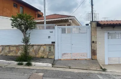 Casa térrea em bom estado, ótima localização, bairro bem calmo.